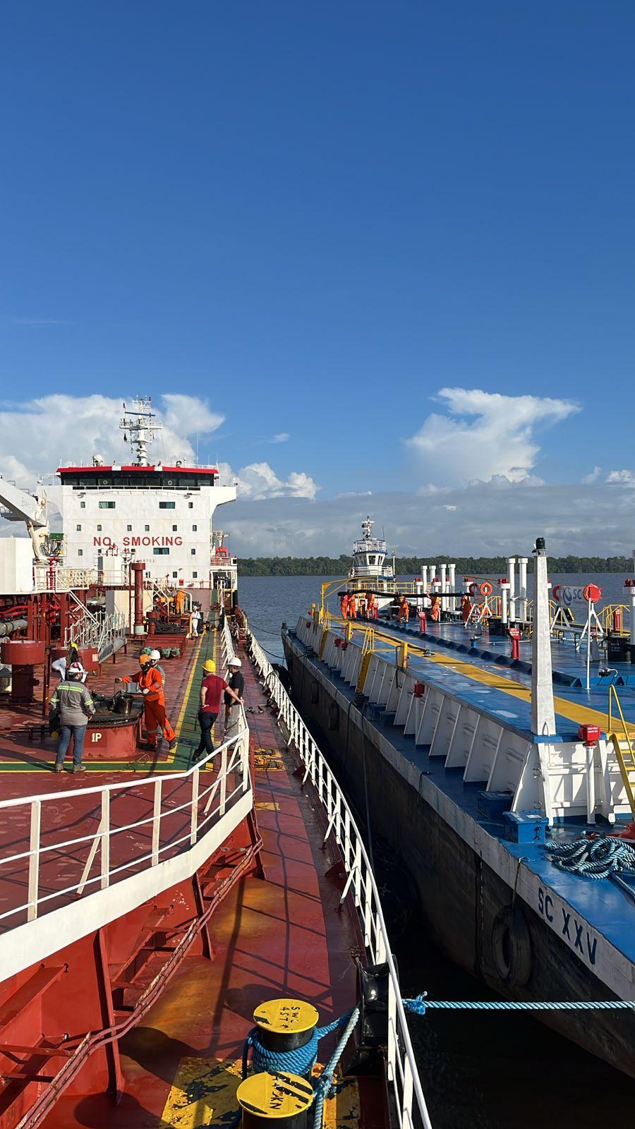 Berdeza bunker barge alongside a tanker during a marine fuel delivery